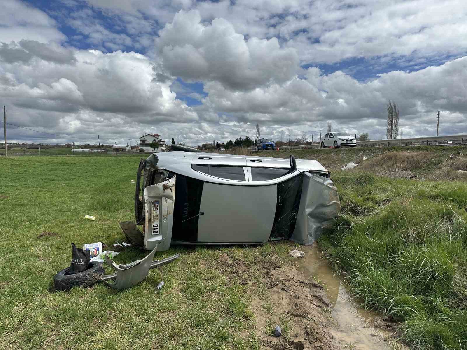 usakta otomobil tarlaya devrildi 4 kisi yaralandi 4 knAWiIPQ