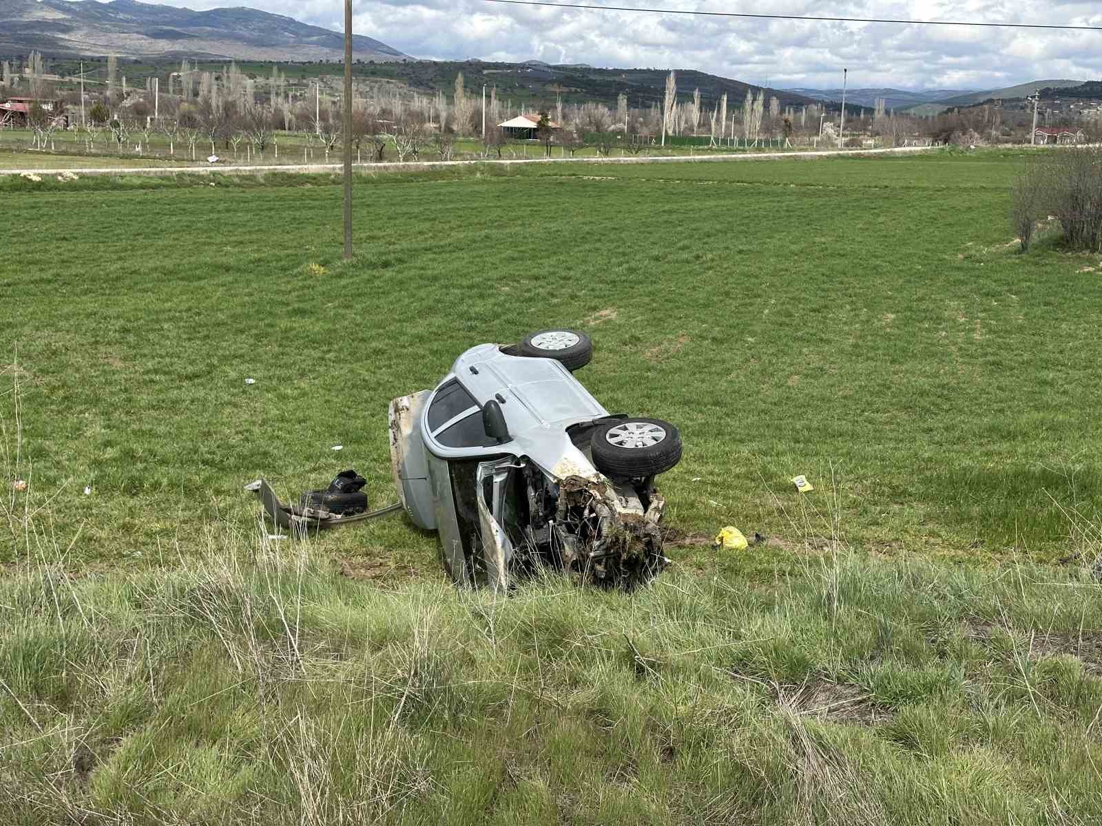 usakta otomobil tarlaya devrildi 4 kisi yaralandi 5 3fDjmprp