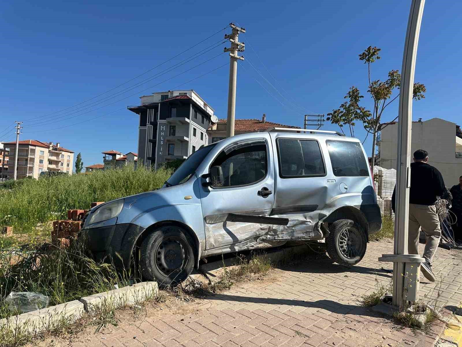 usakta park halindeki araca carpan otomobil kazaya neden oldu 4 yarali 1 JViAScNs