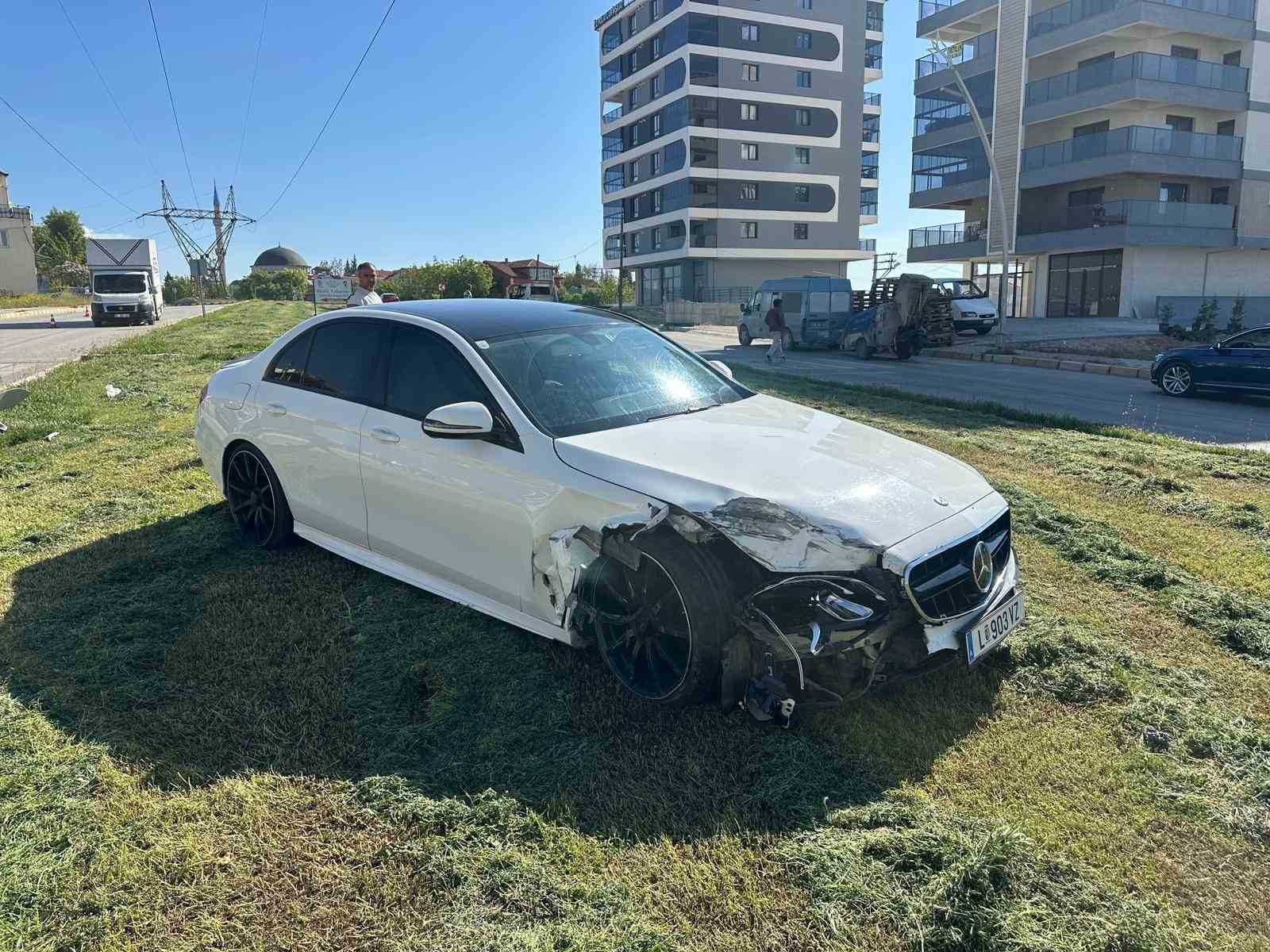 usakta park halindeki araca carpan otomobil kazaya neden oldu 4 yarali 2 VPL2tGHj