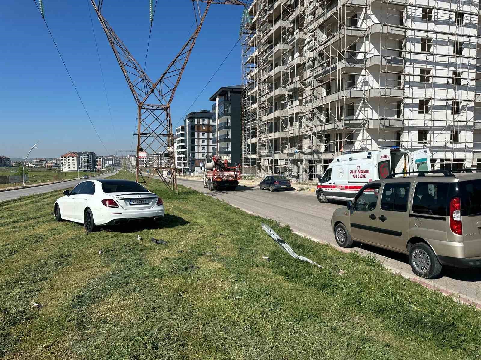 usakta park halindeki araca carpan otomobil kazaya neden oldu 4 yarali 3 Cq3pGamt