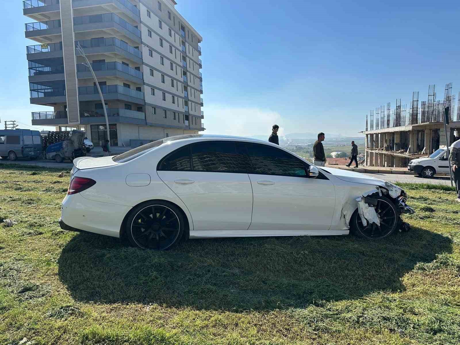 usakta park halindeki araca carpan otomobil kazaya neden oldu 4 yarali 4 WNmpu34e
