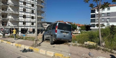 usakta-park-halindeki-araca-carpan-otomobil-kazaya-neden-oldu-4-yarali-IPLhLhnv.jpg