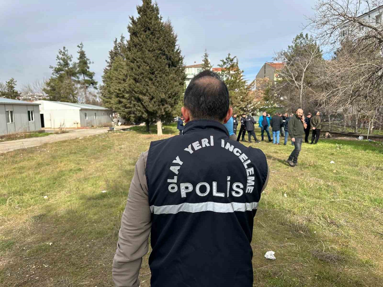 Uşak’ta parkta erkek cesedi bulundu 6 usakta parkta erkek cesedi bulundu 2 itLDpl4Z