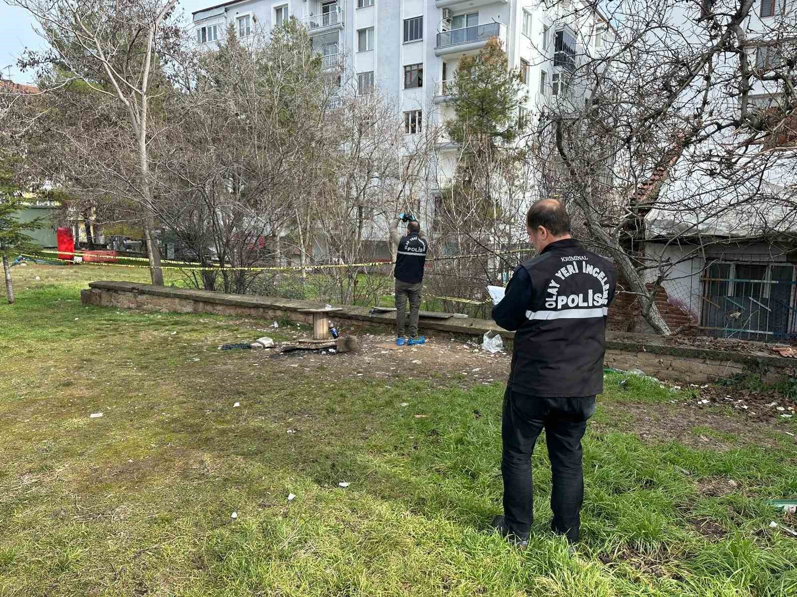 Uşak’ta parkta erkek cesedi bulundu 8 usakta parkta erkek cesedi bulundu 4 pO1D8Yie