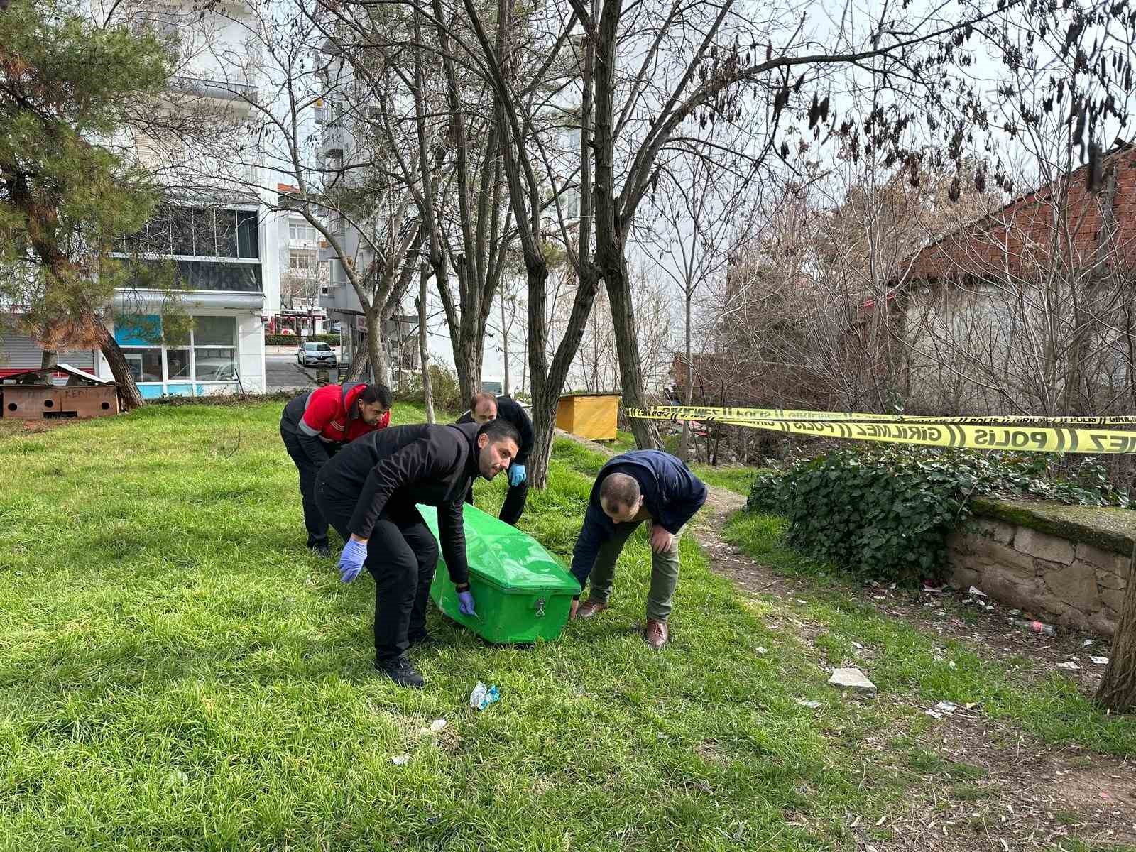 Uşak’ta parkta erkek cesedi bulundu 10 usakta parkta erkek cesedi bulundu 6 XPwXzsdN