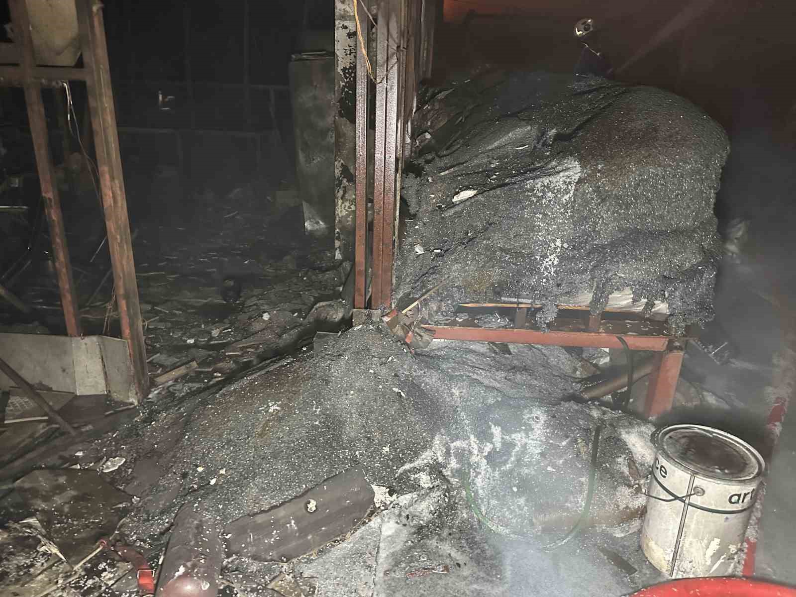 Uşak’ta poşet fabrikasında çıkan yangın söndürüldü 6 usakta poset fabrikasinda cikan yangin sonduruldu 2 aWzQNGnw