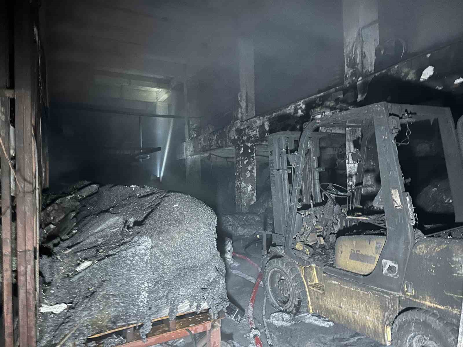 Uşak’ta poşet fabrikasında çıkan yangın söndürüldü 9 usakta poset fabrikasinda cikan yangin sonduruldu 5 93nXkA7t