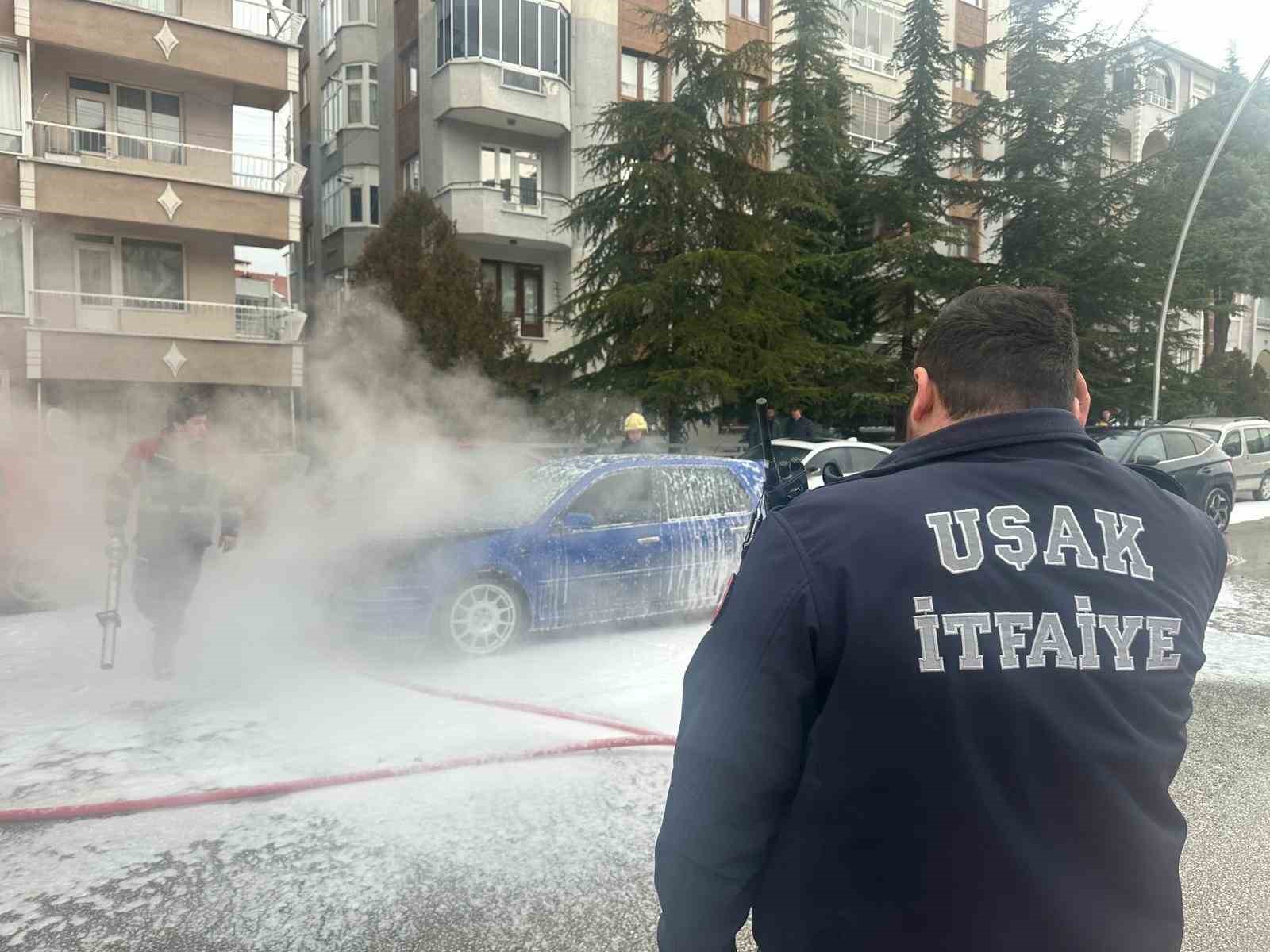 Uşak’ta seyir halindeki otomobil alev aldı 6 usakta seyir halindeki otomobil alev aldi 2 YwfInbg7
