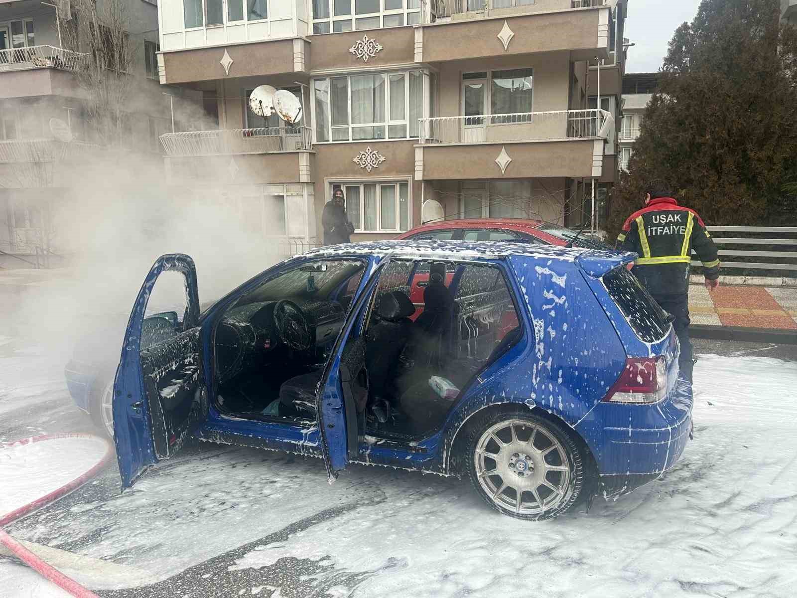Uşak’ta seyir halindeki otomobil alev aldı 7 usakta seyir halindeki otomobil alev aldi 3