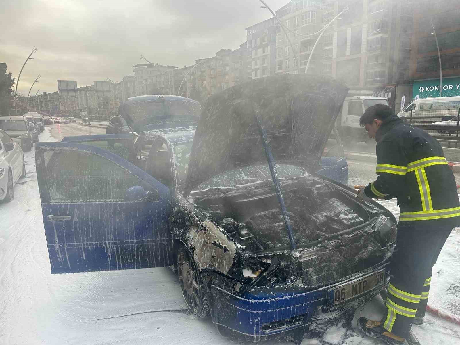 Uşak’ta seyir halindeki otomobil alev aldı 8 usakta seyir halindeki otomobil alev aldi 4 uvtJayGc