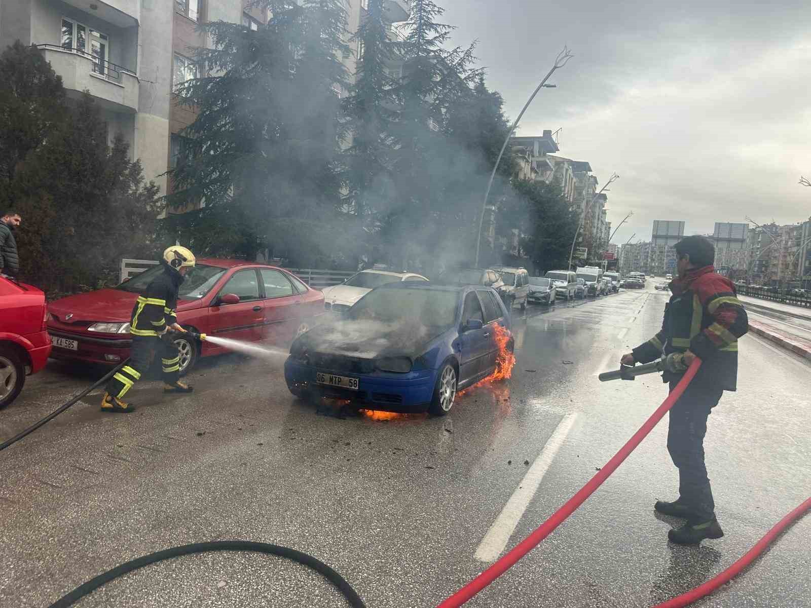 Uşak’ta seyir halindeki otomobil alev aldı 9 usakta seyir halindeki otomobil alev aldi 5 QpwJNAdg