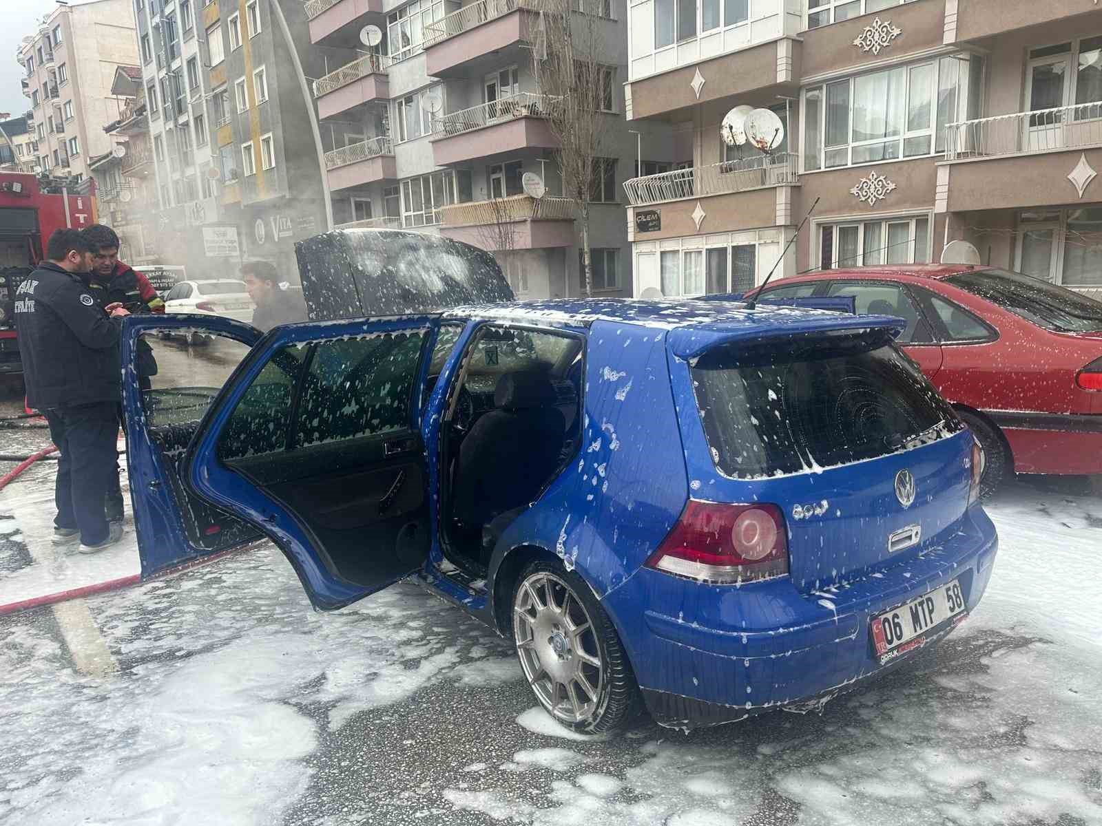 Uşak’ta seyir halindeki otomobil alev aldı 10 usakta seyir halindeki otomobil alev aldi 6 cj611KJs