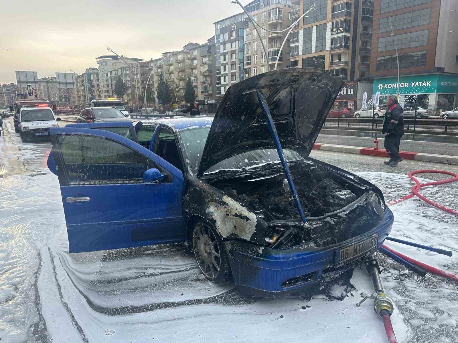 Uşak’ta seyir halindeki otomobil alev aldı 11 usakta seyir halindeki otomobil alev aldi 7