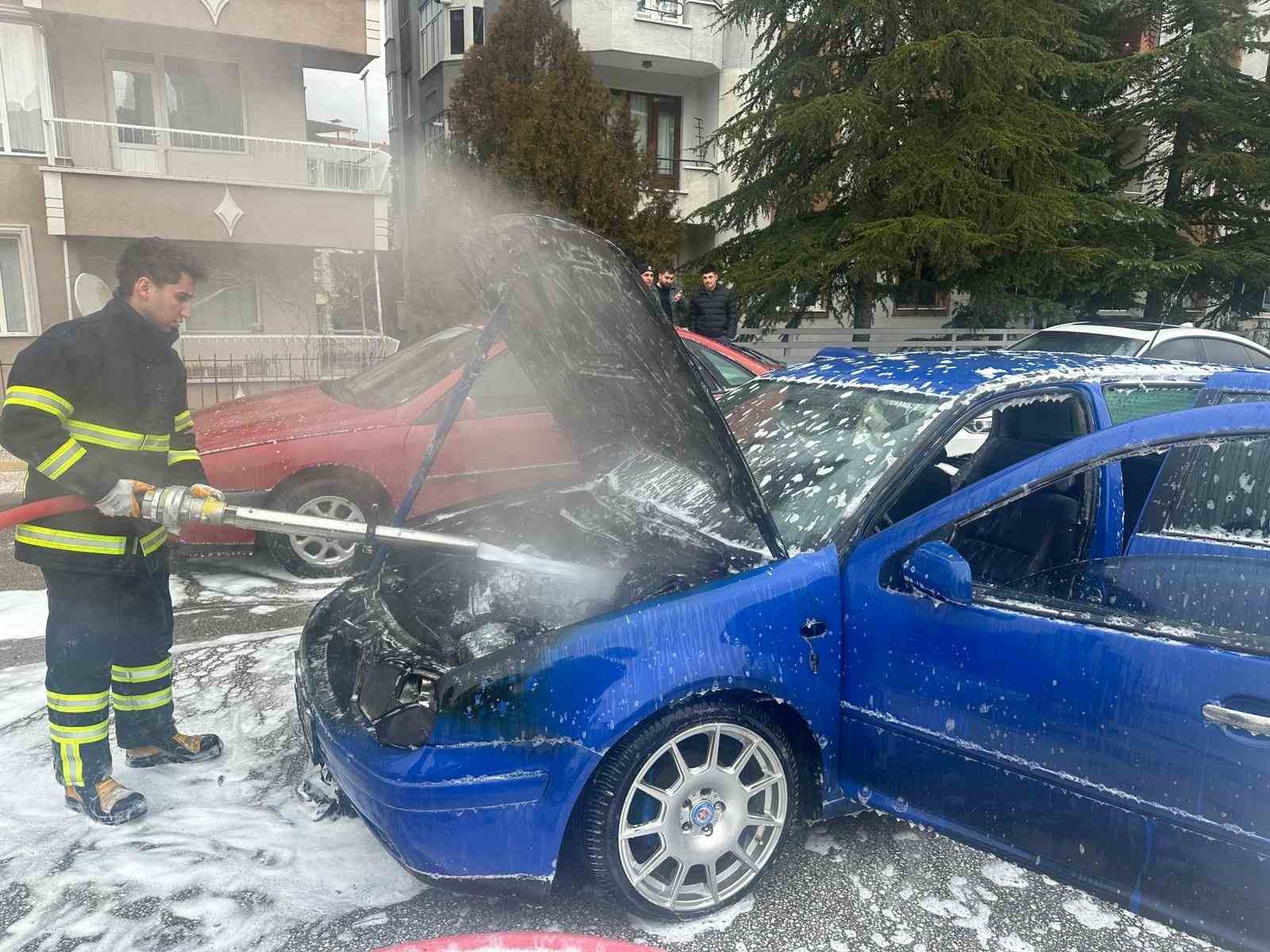 Uşak’ta seyir halindeki otomobil alev aldı 12 usakta seyir halindeki otomobil alev aldi 8 R3pyURHG