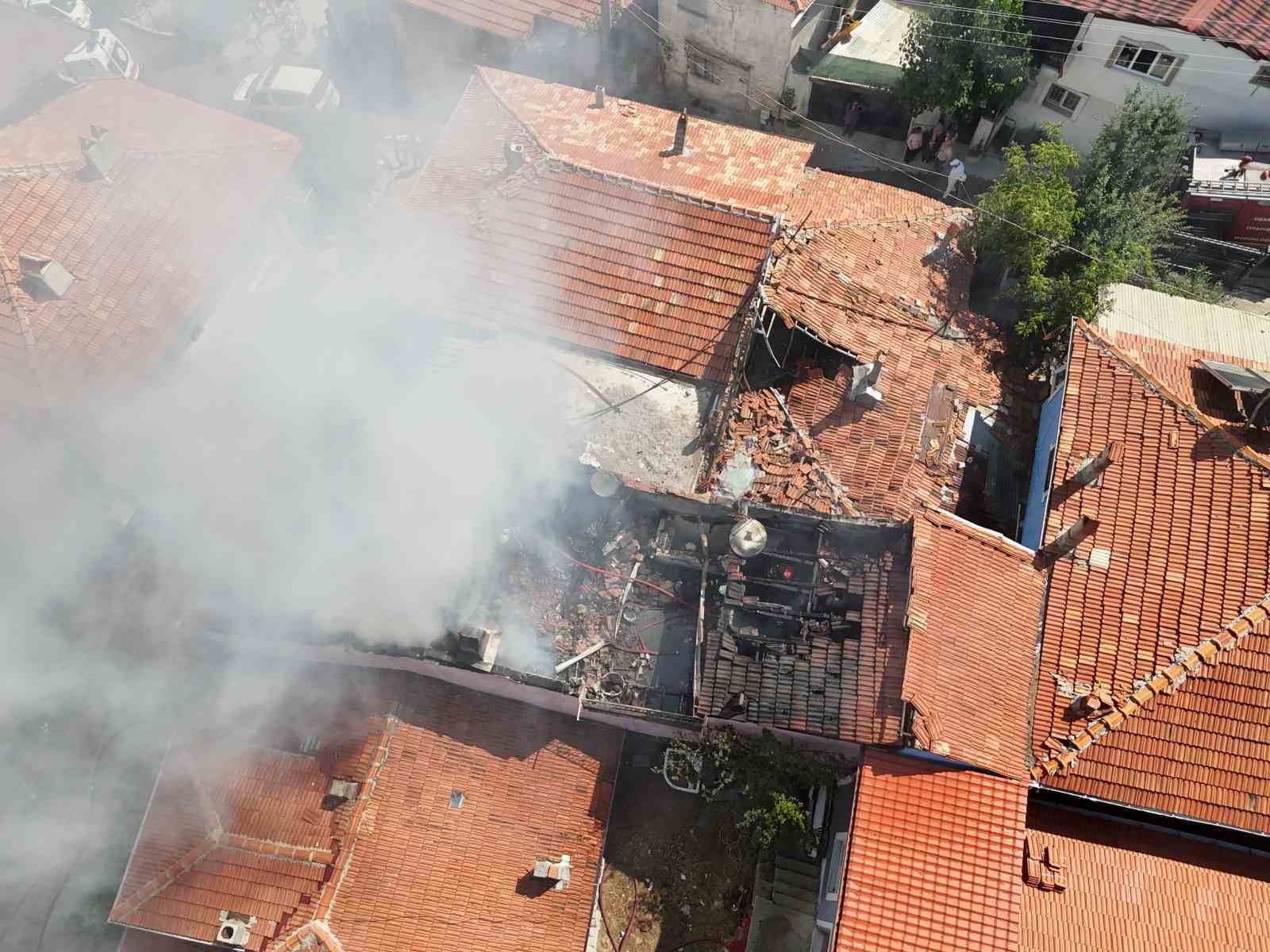 Uşak’ta tek katlı evde çıkan yangın söndürüldü 4 usakta tek katli evde cikan yangin sonduruldu 0 wmdhg1r6