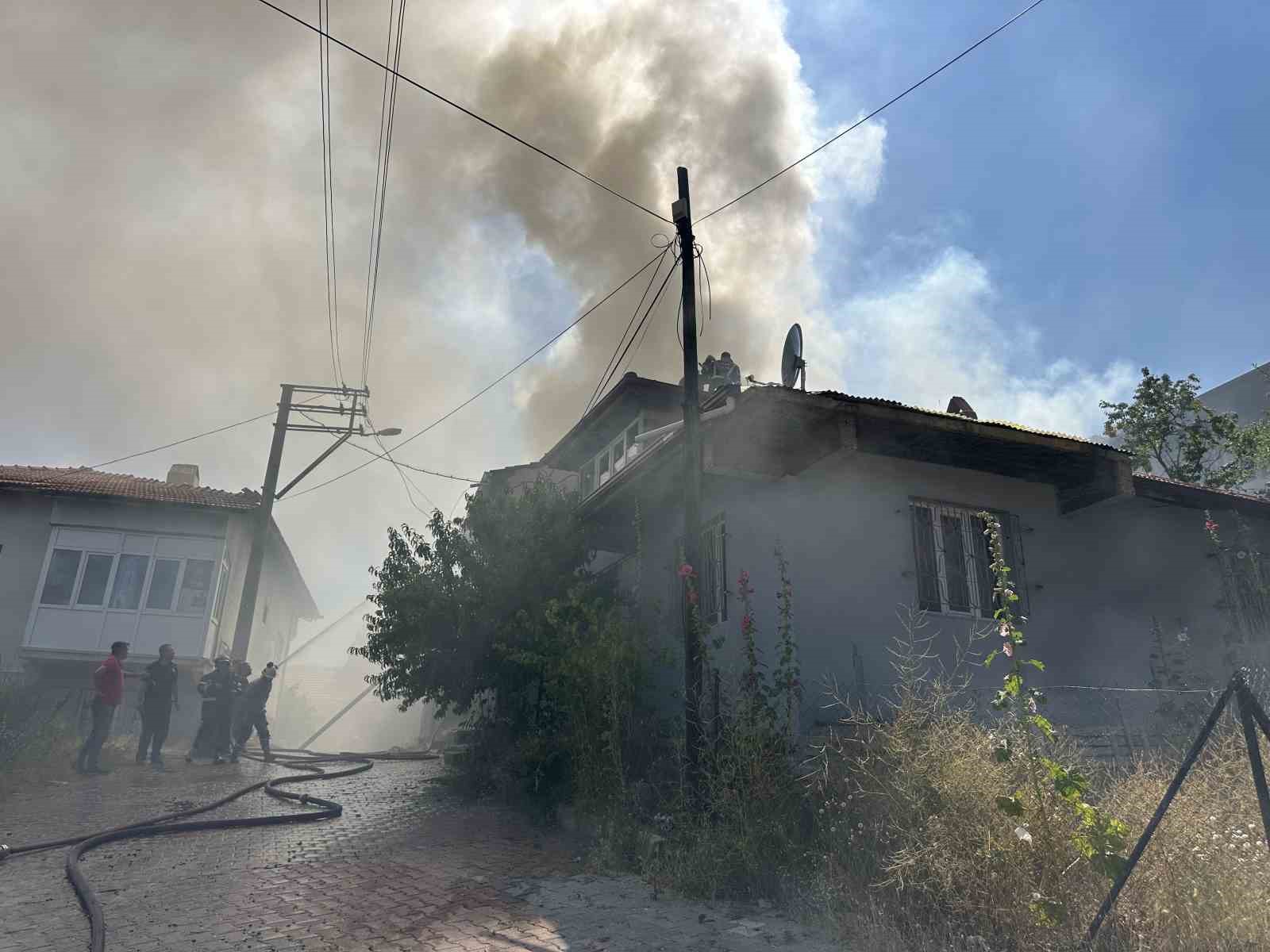 Uşak’ta tek katlı evde çıkan yangın söndürüldü 5 usakta tek katli evde cikan yangin sonduruldu 1 6d9tZl8w