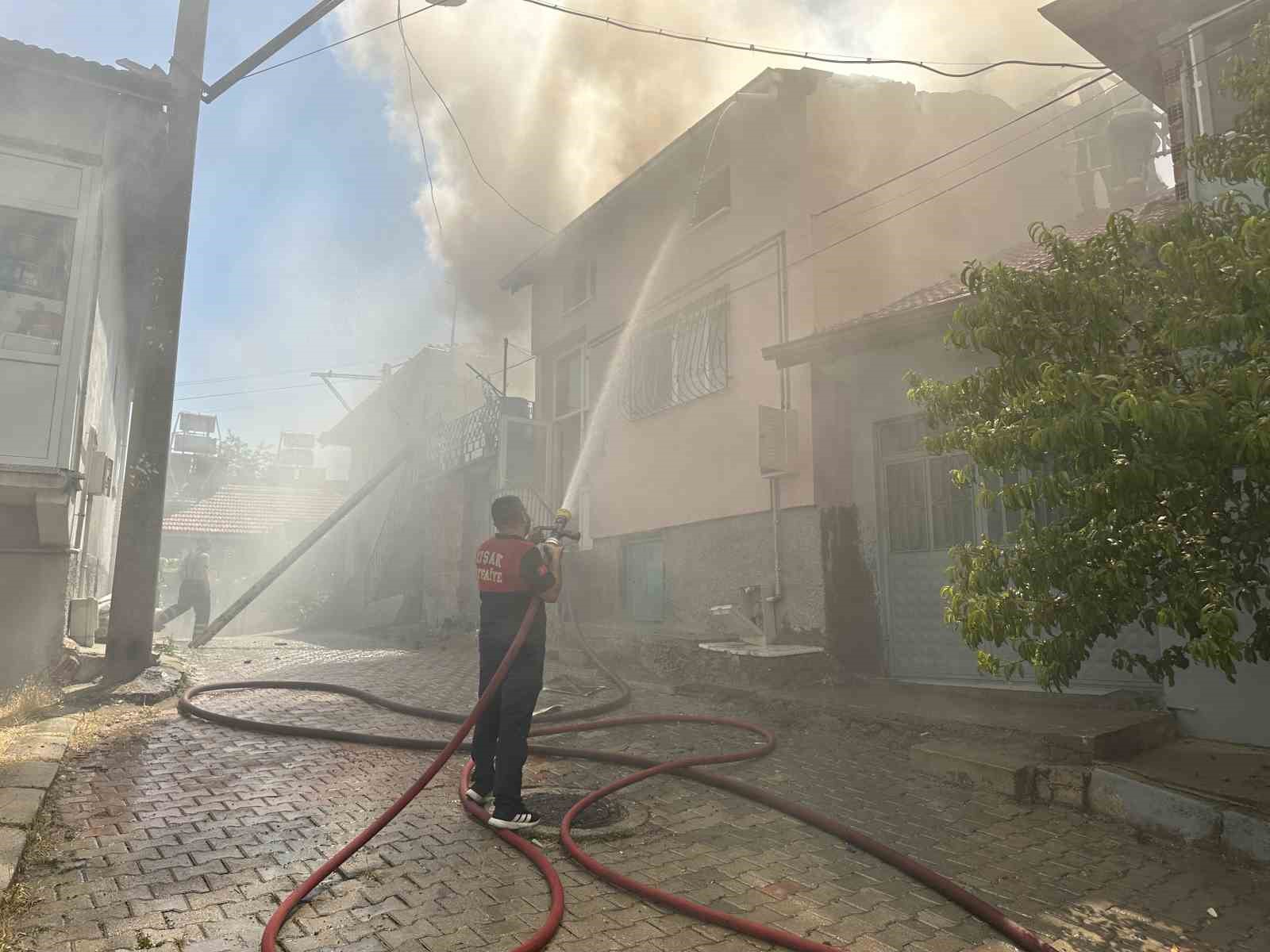 Uşak’ta tek katlı evde çıkan yangın söndürüldü 6 usakta tek katli evde cikan yangin sonduruldu 2 KH7mwluz