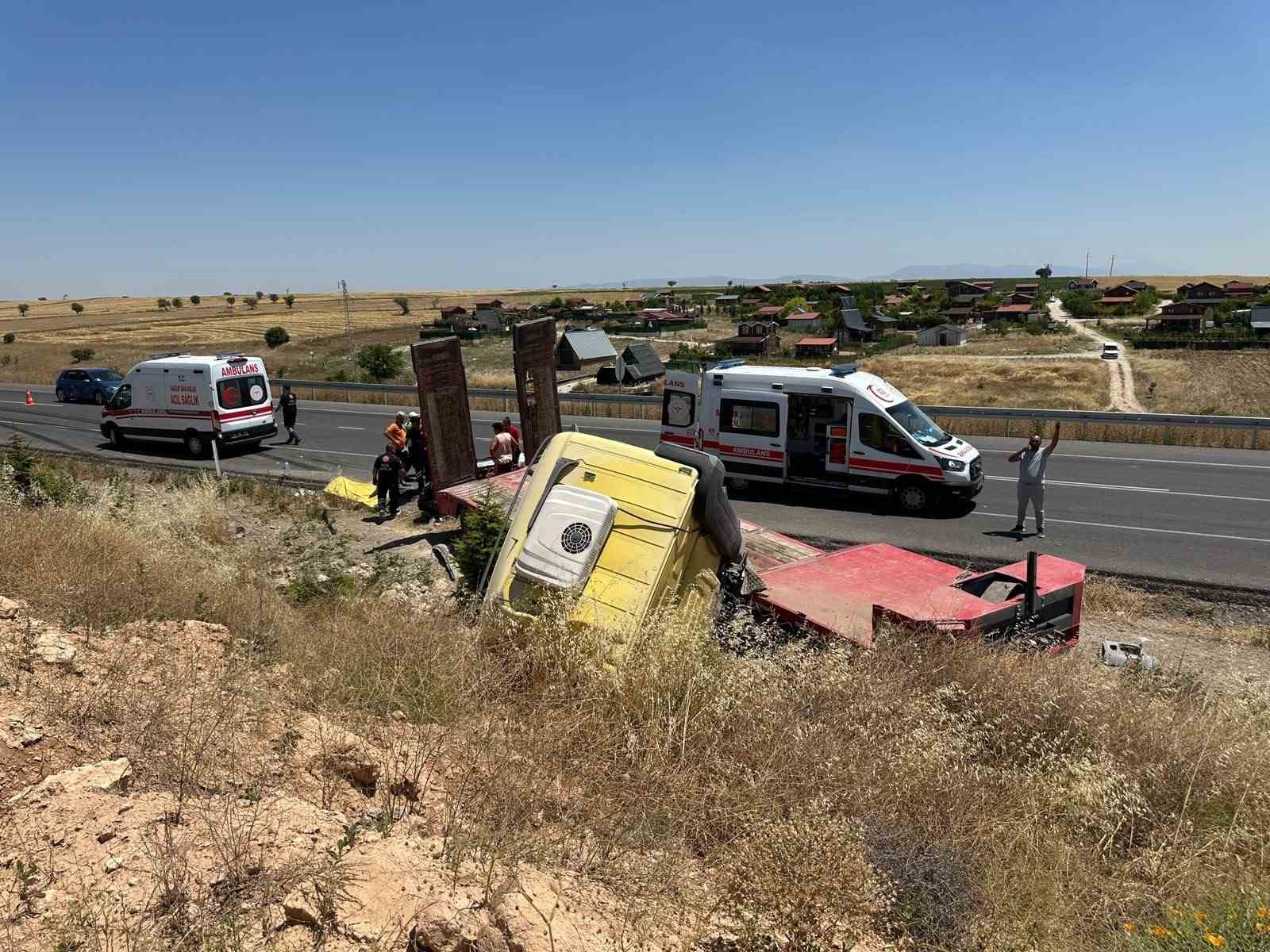 Uşak’ta tır şarampole devrildi: 1’i ağır 3 yaralı 4 usakta tir sarampole devrildi 1i agir 3 yarali 0 MPOY8H2r
