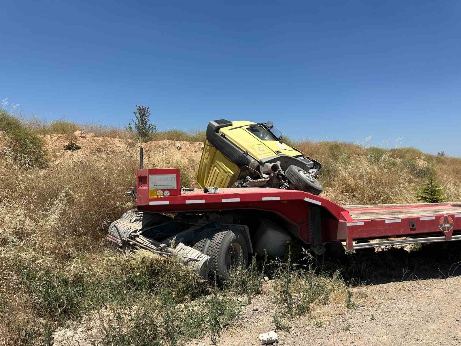 Uşak’ta tır şarampole devrildi: 1’i ağır 3 yaralı 5 usakta tir sarampole devrildi 1i agir 3 yarali 1 CfPIqZ8b