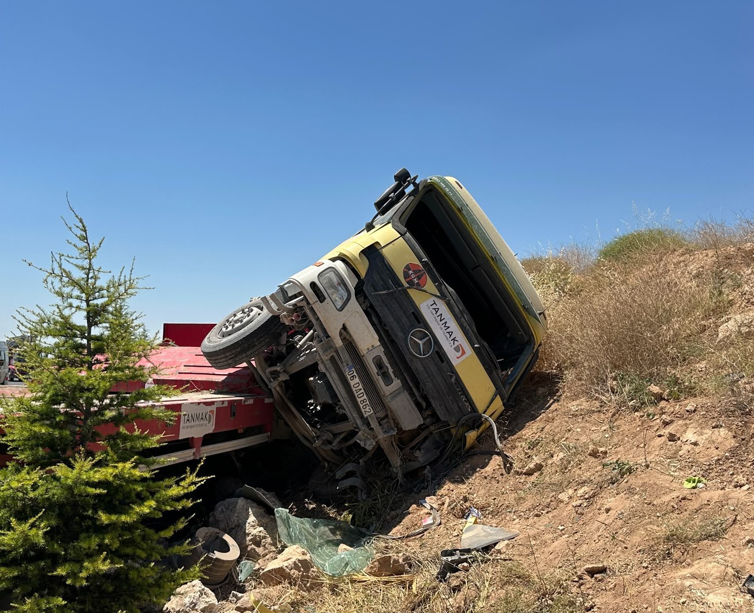 Uşak’ta tır şarampole devrildi: 1’i ağır 3 yaralı 7 usakta tir sarampole devrildi 1i agir 3 yarali 3 haQX5kN3
