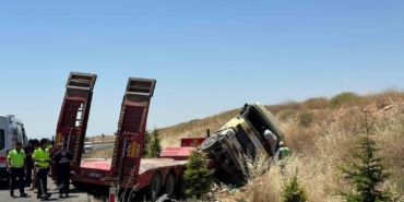 usakta-tir-sarampole-devrildi-1i-agir-3-yarali-PLkBLJVJ.jpg