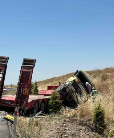 usakta-tir-sarampole-devrildi-1i-agir-3-yarali-PLkBLJVJ.jpg