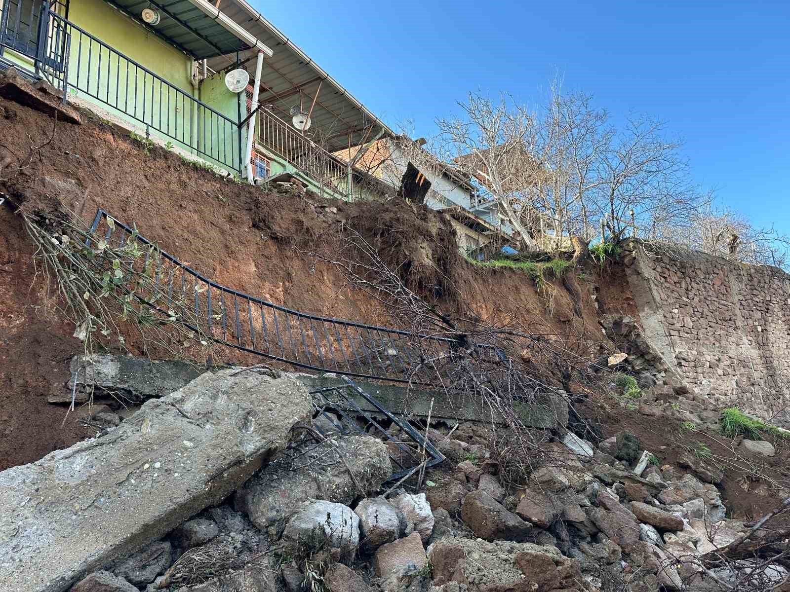 usakta yagis sonrasi istinat duvari coktu toprak kaymasi yasandi 3 ev tahliye edildi 1 YdEMsfbP