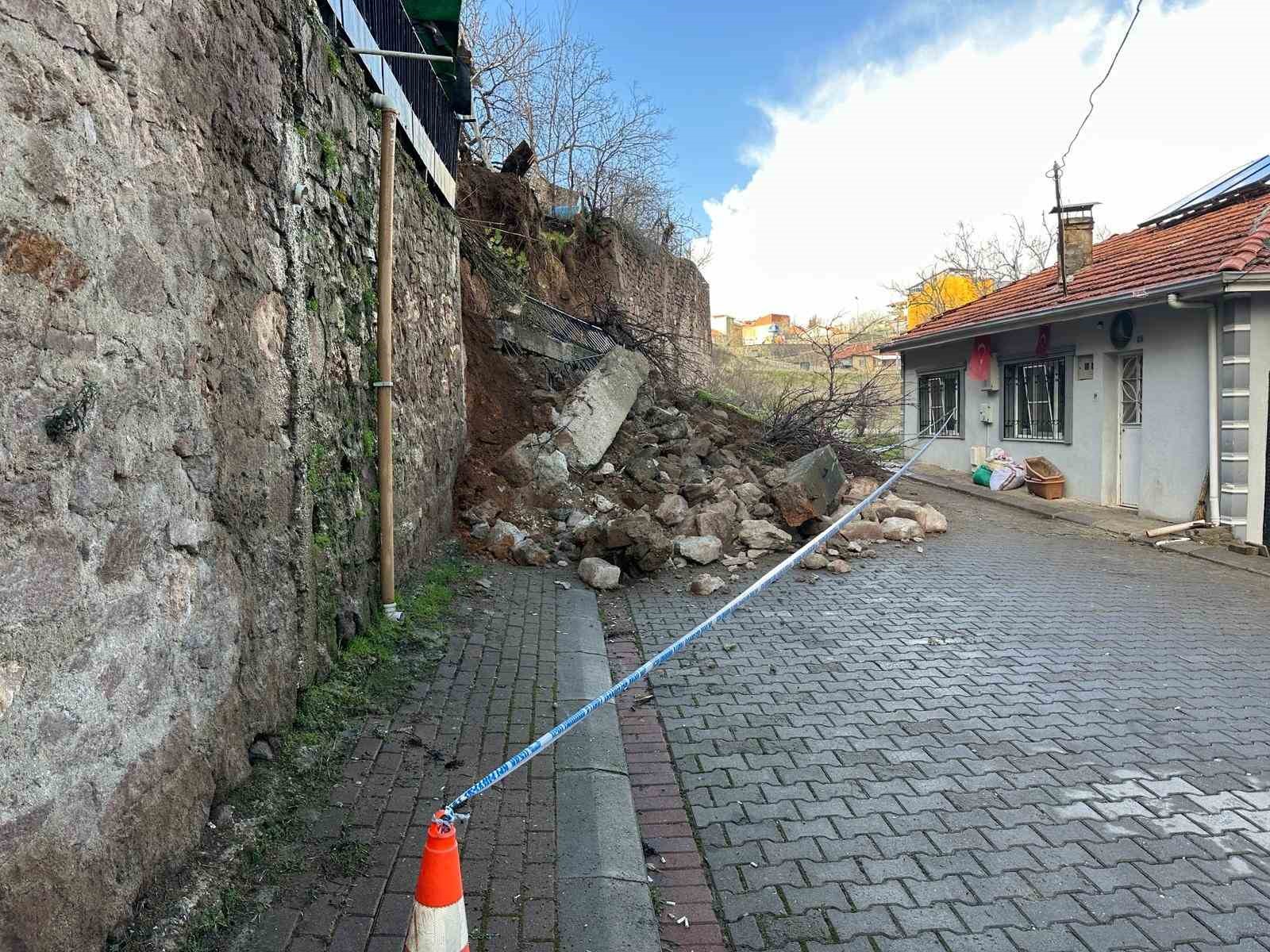 usakta yagis sonrasi istinat duvari coktu toprak kaymasi yasandi 3 ev tahliye edildi 2 nbPCERzc