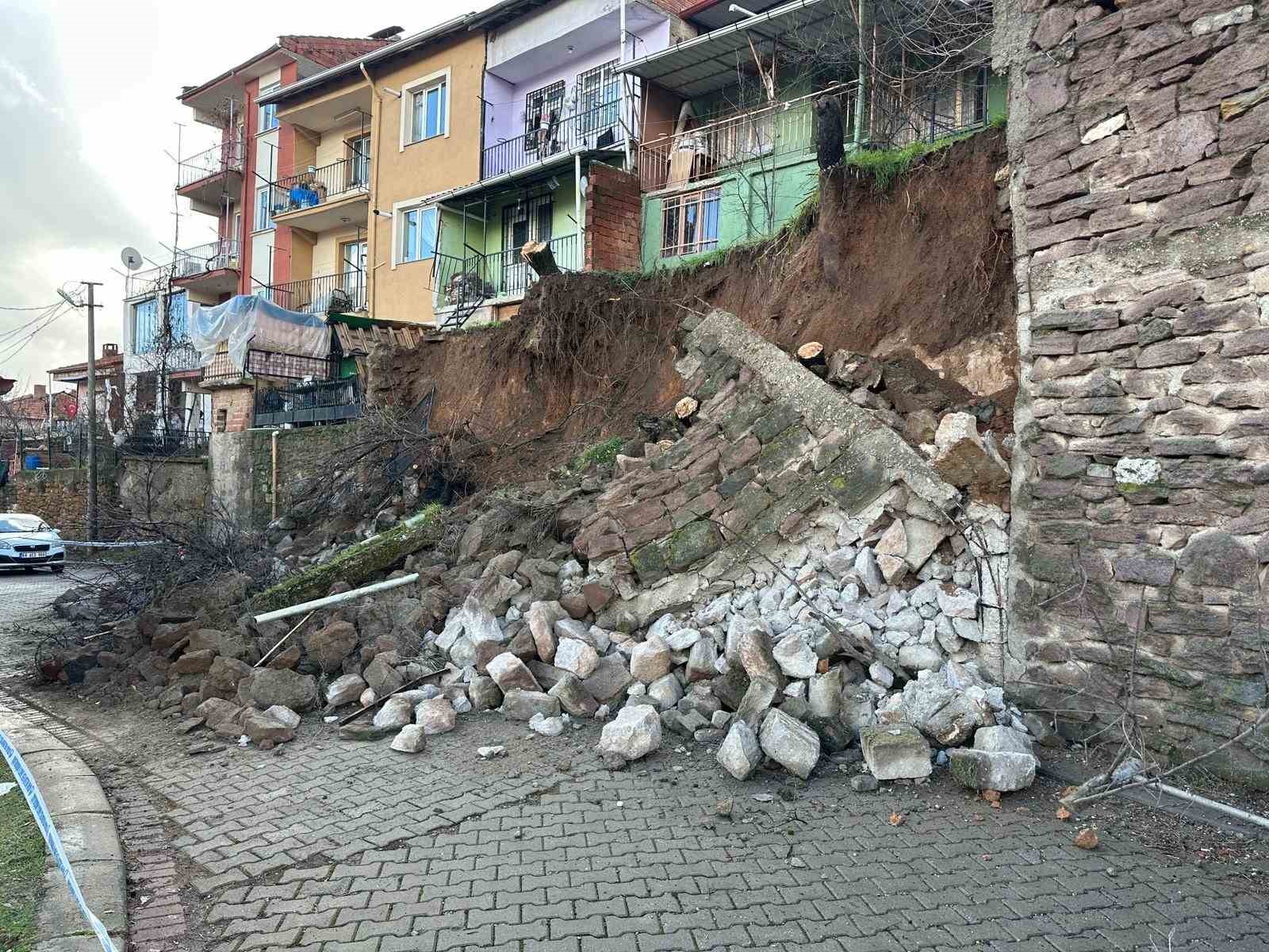 usakta yagis sonrasi istinat duvari coktu toprak kaymasi yasandi 3 ev tahliye edildi 3