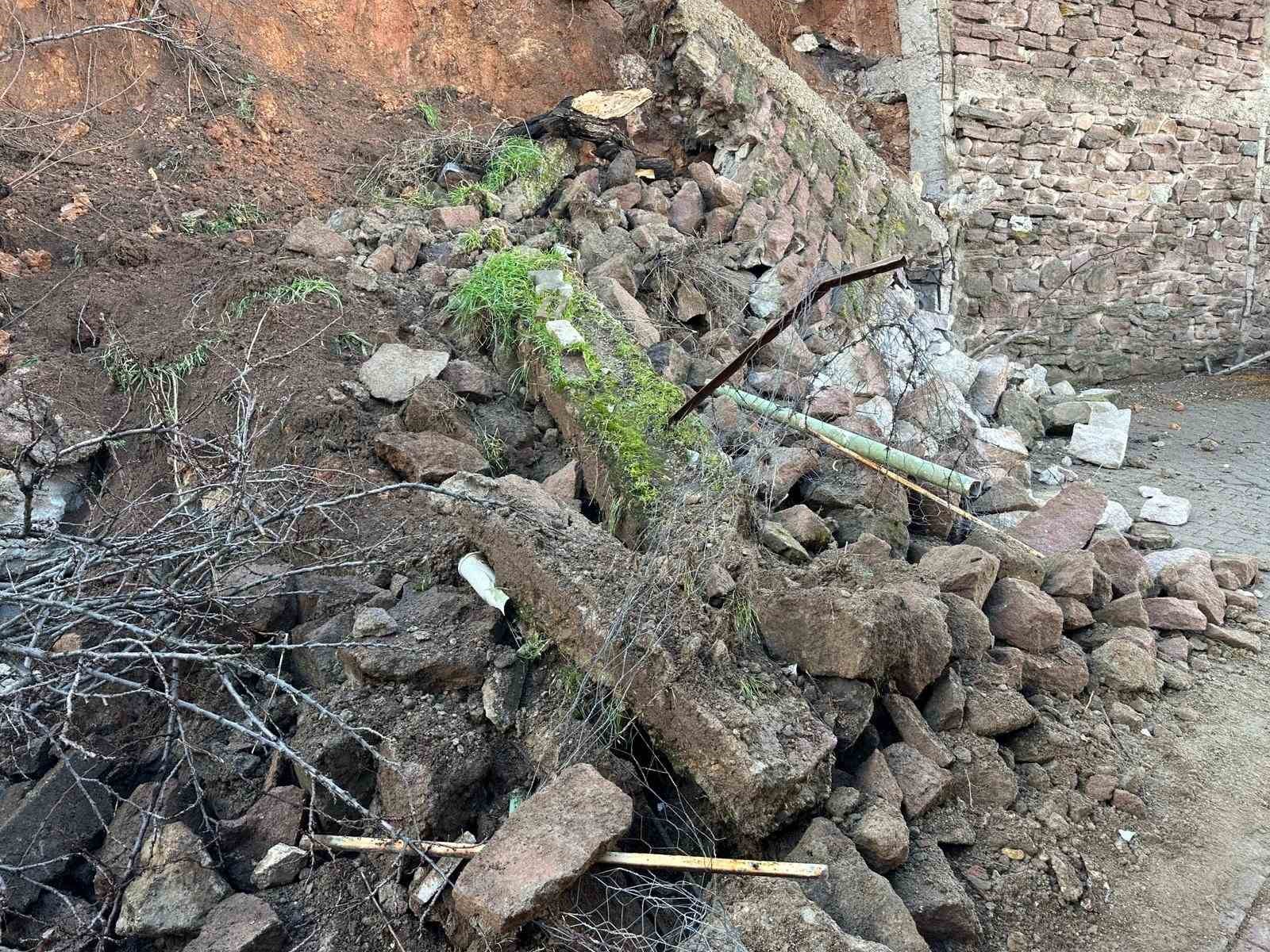 usakta yagis sonrasi istinat duvari coktu toprak kaymasi yasandi 3 ev tahliye edildi 4 5JrKEtBd