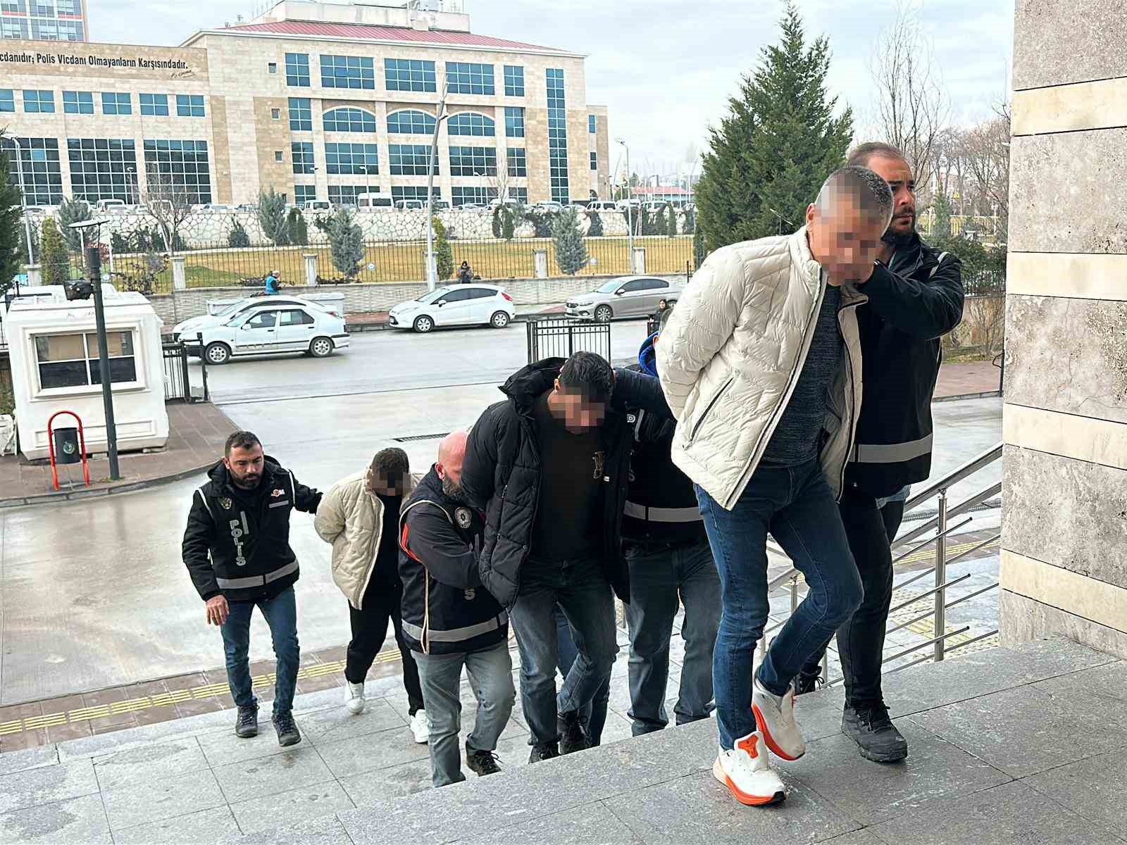 usaktaki tefecilik operasyonunda 3 tutuklama 6 i39ZGXnb