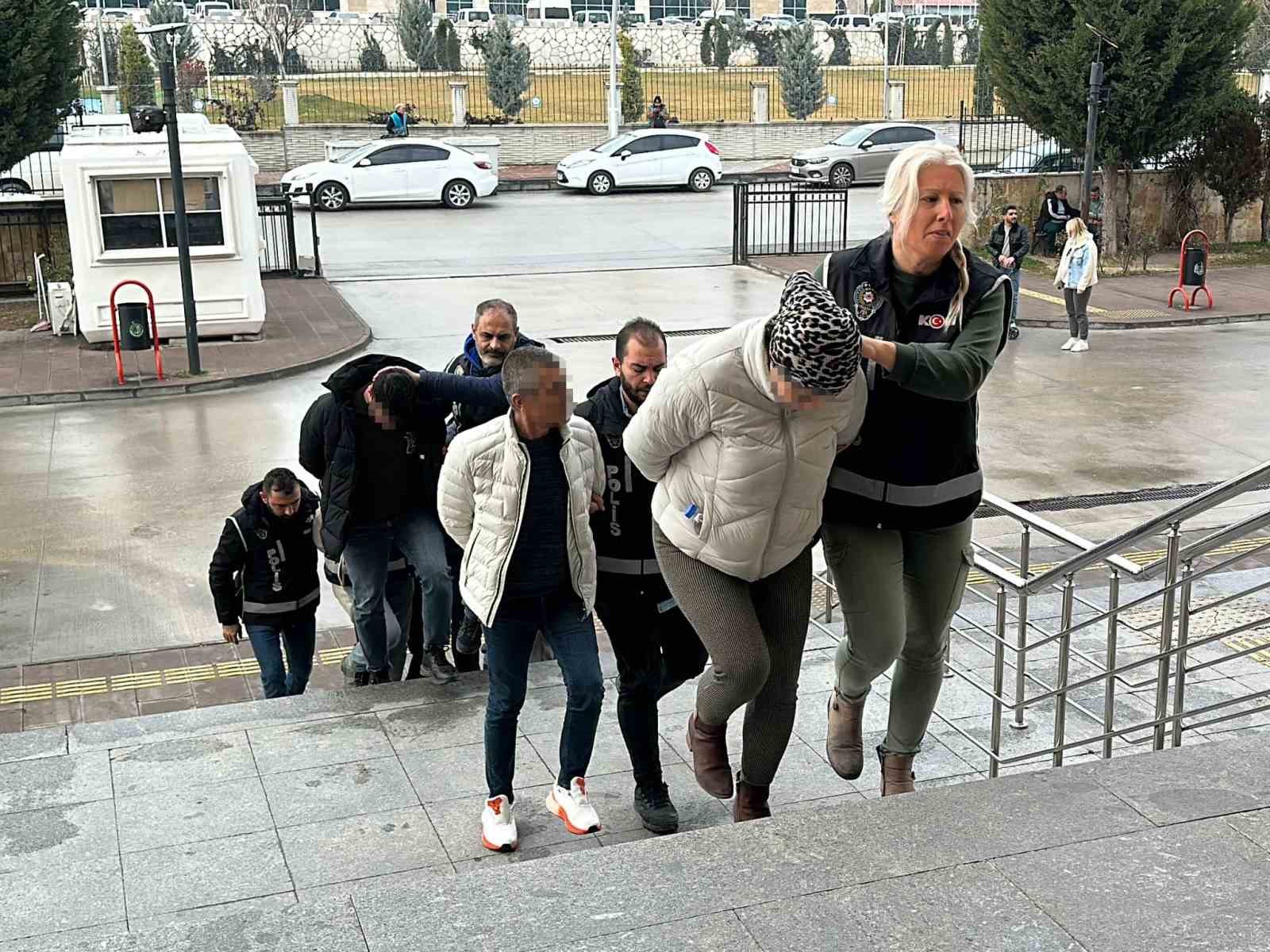usaktaki tefecilik operasyonunda 3 tutuklama 8 MbEiSw2l