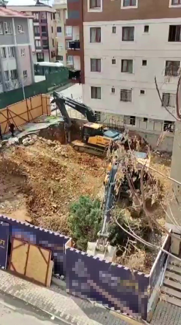 Üsküdar Belediyesi’nin ruhsat verdiği inşaat alanında ağaçlar kesildi 6 uskudar belediyesinin ruhsat verdigi insaat alaninda agaclar kesildi 2 XsKGIPH1