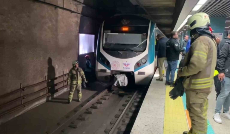 uskudar-marmaray-istasyonunda-raylara-atlayan-kadin-hayatini-kaybetti-pQauyU3E.jpg