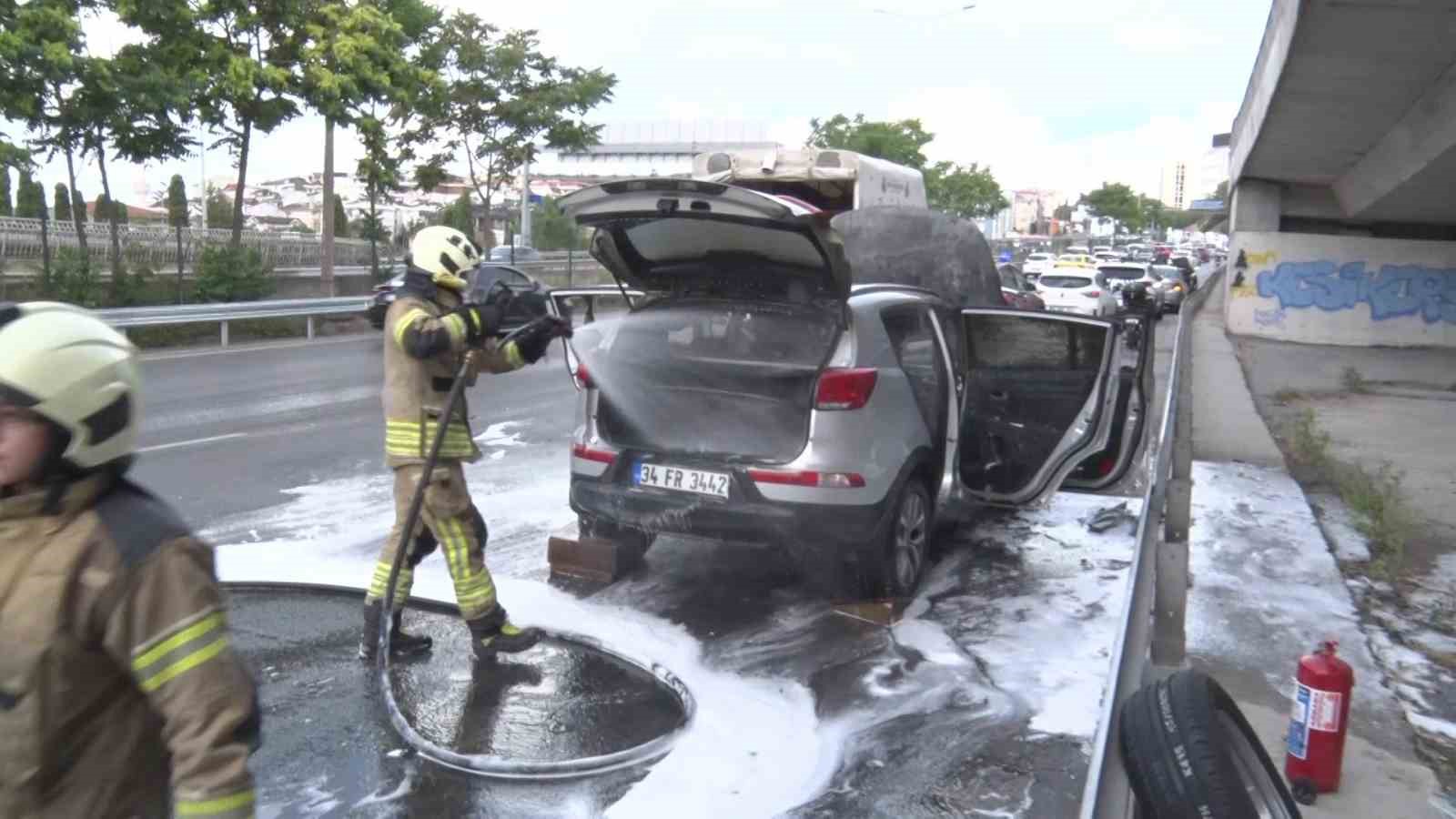 Üsküdar’da alev alev yanan SUV kullanılamaz hale geldi 5 uskudarda alev alev yanan suv kullanilamaz hale geldi 1 IiftyiZ6