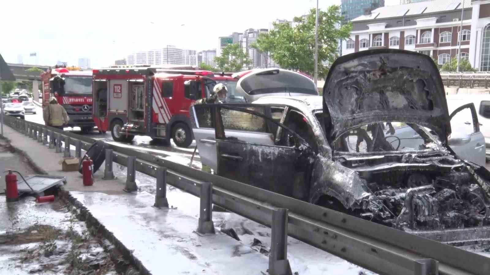 Üsküdar’da alev alev yanan SUV kullanılamaz hale geldi 6 uskudarda alev alev yanan suv kullanilamaz hale geldi 2 Eucb4FEf