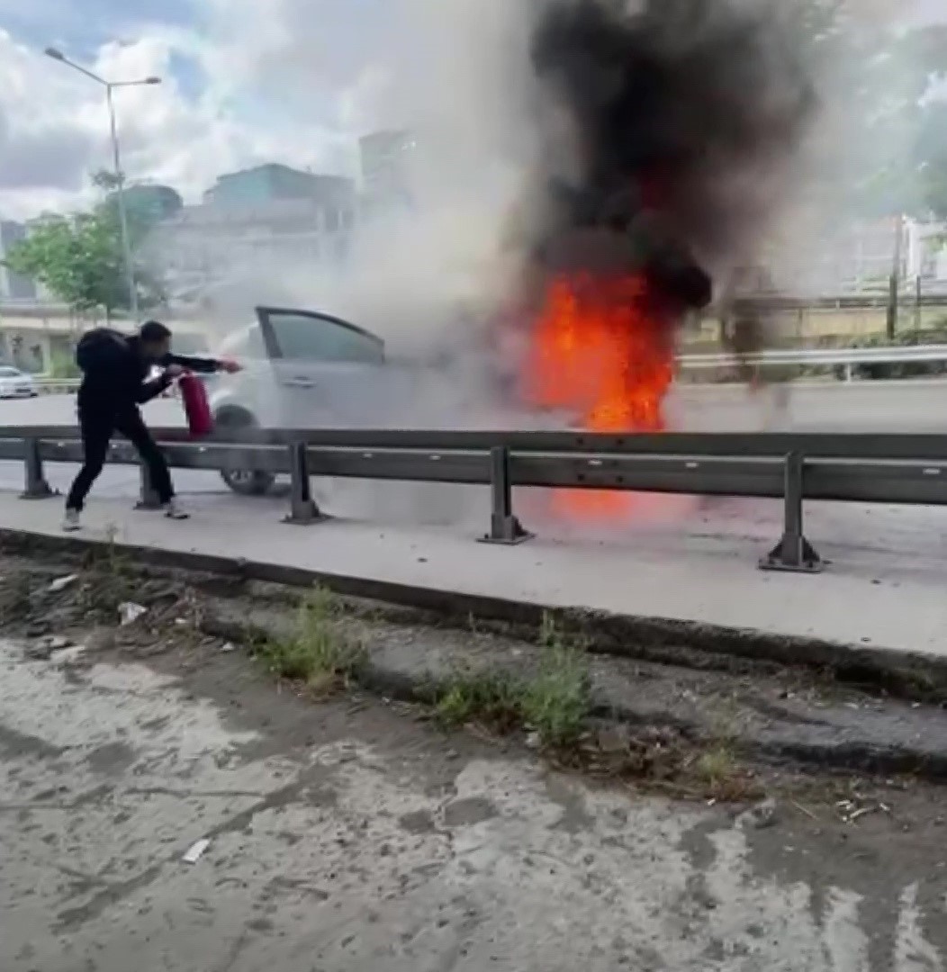 Üsküdar’da alev alev yanan SUV kullanılamaz hale geldi 7 uskudarda alev alev yanan suv kullanilamaz hale geldi 3 f4kSIaDR