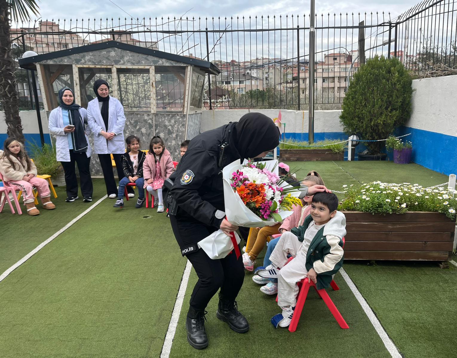 uskudarda anaokulu ogrencilerinden polislere okulu bastilar ihbarli surpriz kutlama 1 ThruGwMW