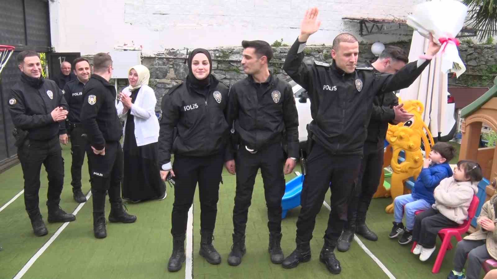 uskudarda anaokulu ogrencilerinden polislere okulu bastilar ihbarli surpriz kutlama 3 BRhVfOeF