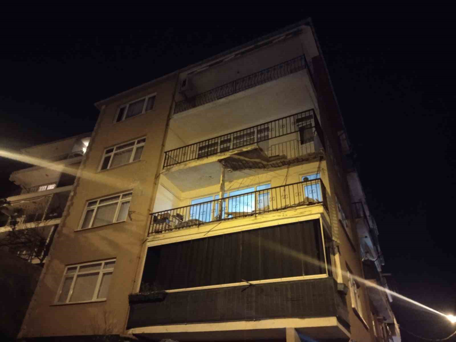 uskudarda binanin balkonunda kismi cokme meydana geldi 0 ny1jFyV6