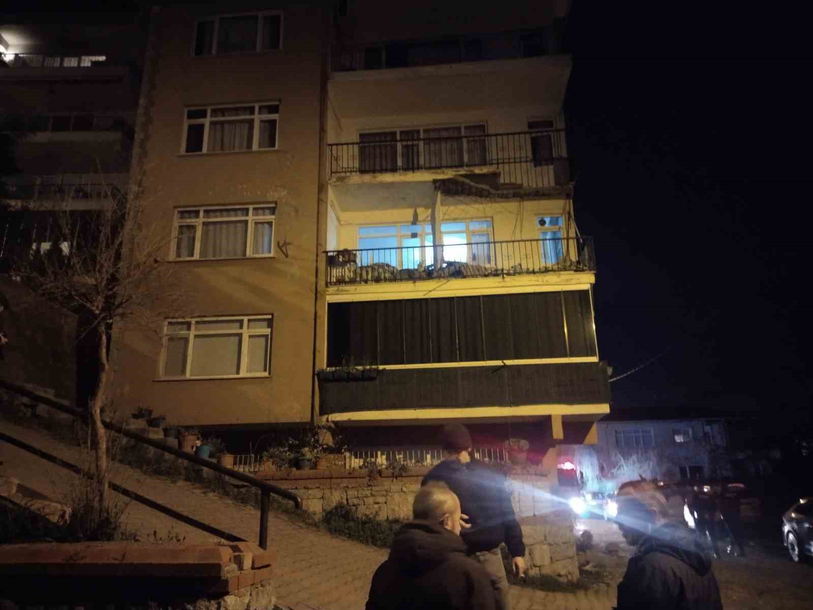 uskudarda binanin balkonunda kismi cokme meydana geldi 1 EL3j6FIM