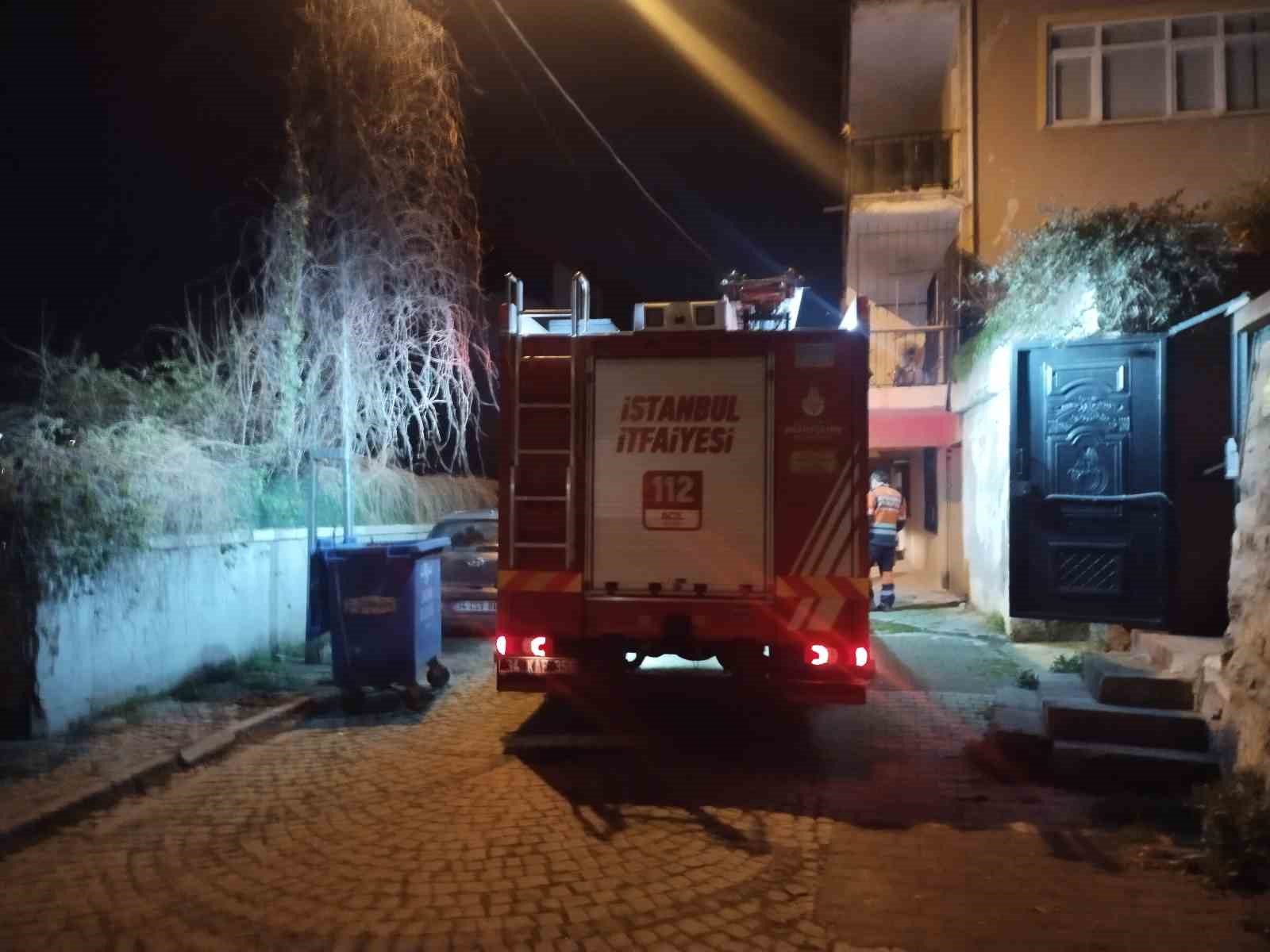 uskudarda binanin balkonunda kismi cokme meydana geldi 2
