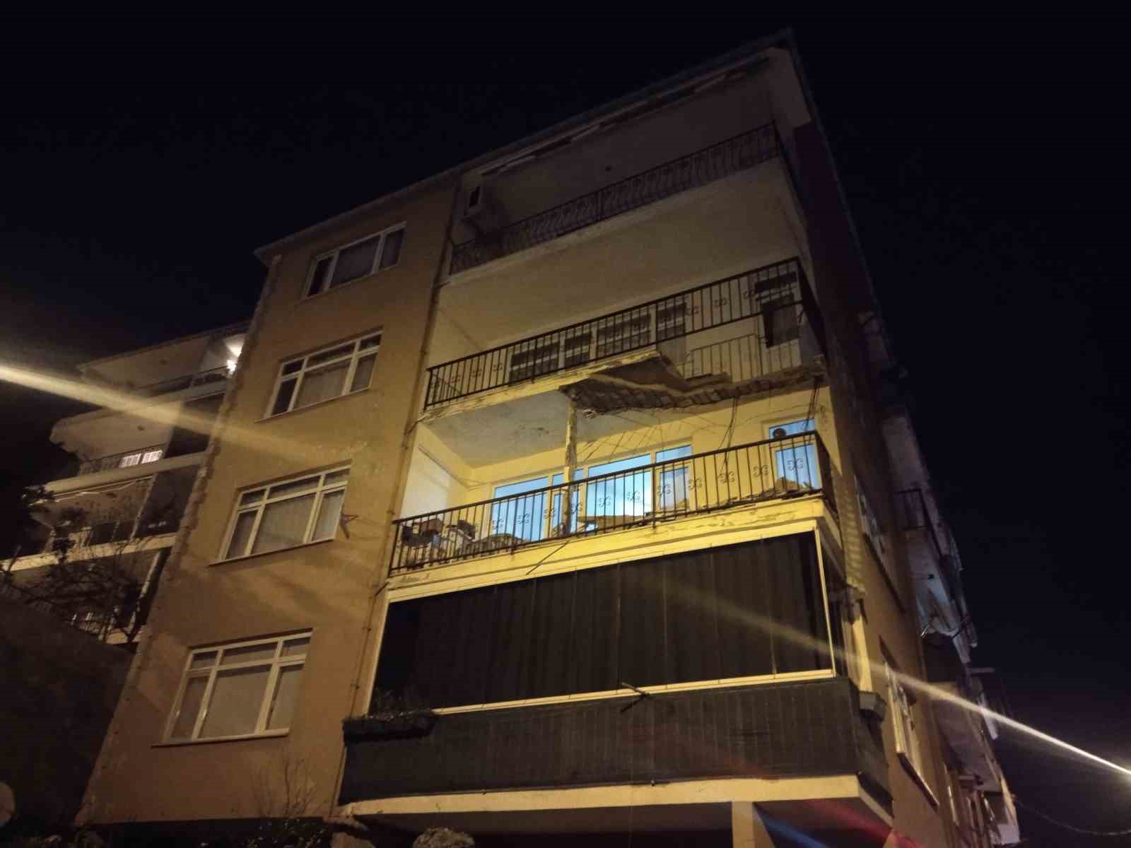 uskudarda binanin balkonunda kismi cokme meydana geldi 3