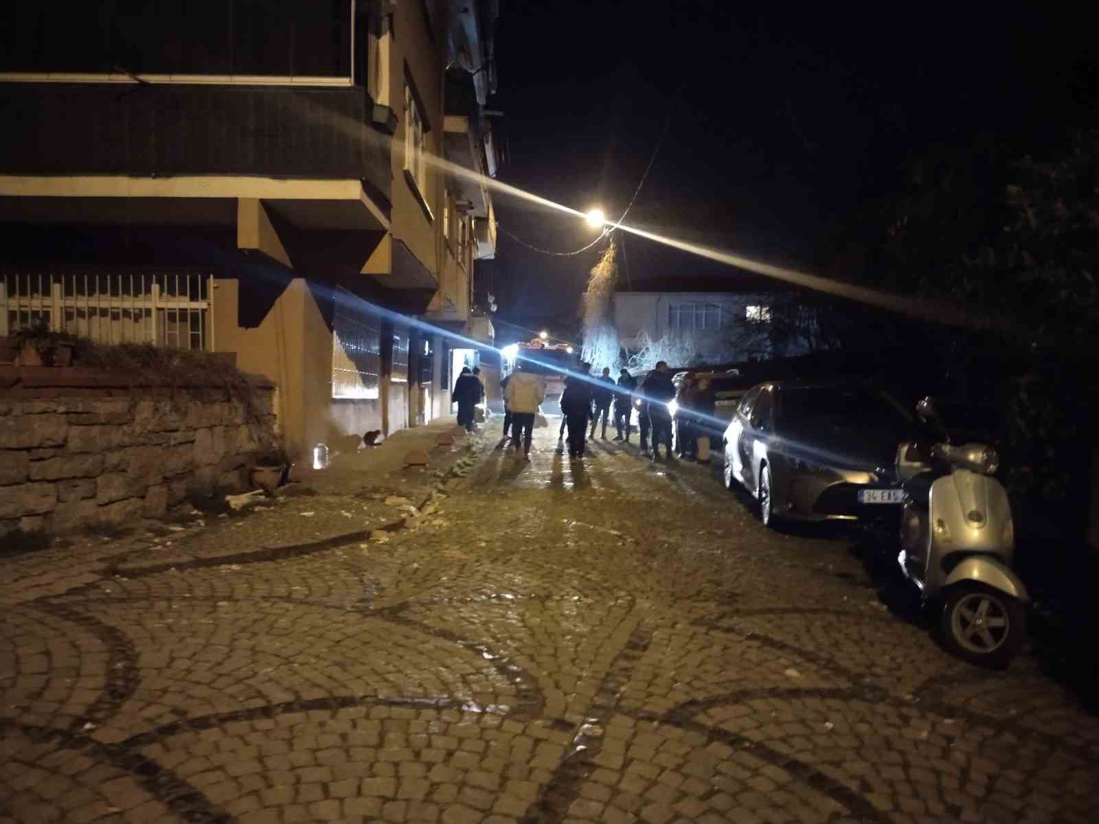 uskudarda binanin balkonunda kismi cokme meydana geldi 4 VWLOk5TG