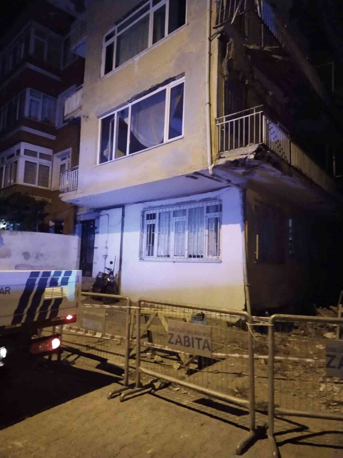 Üsküdar’da dört katlı binanın balkonu çöktü 4 uskudarda dort katli binanin balkonu coktu 0 Wzde1VeZ