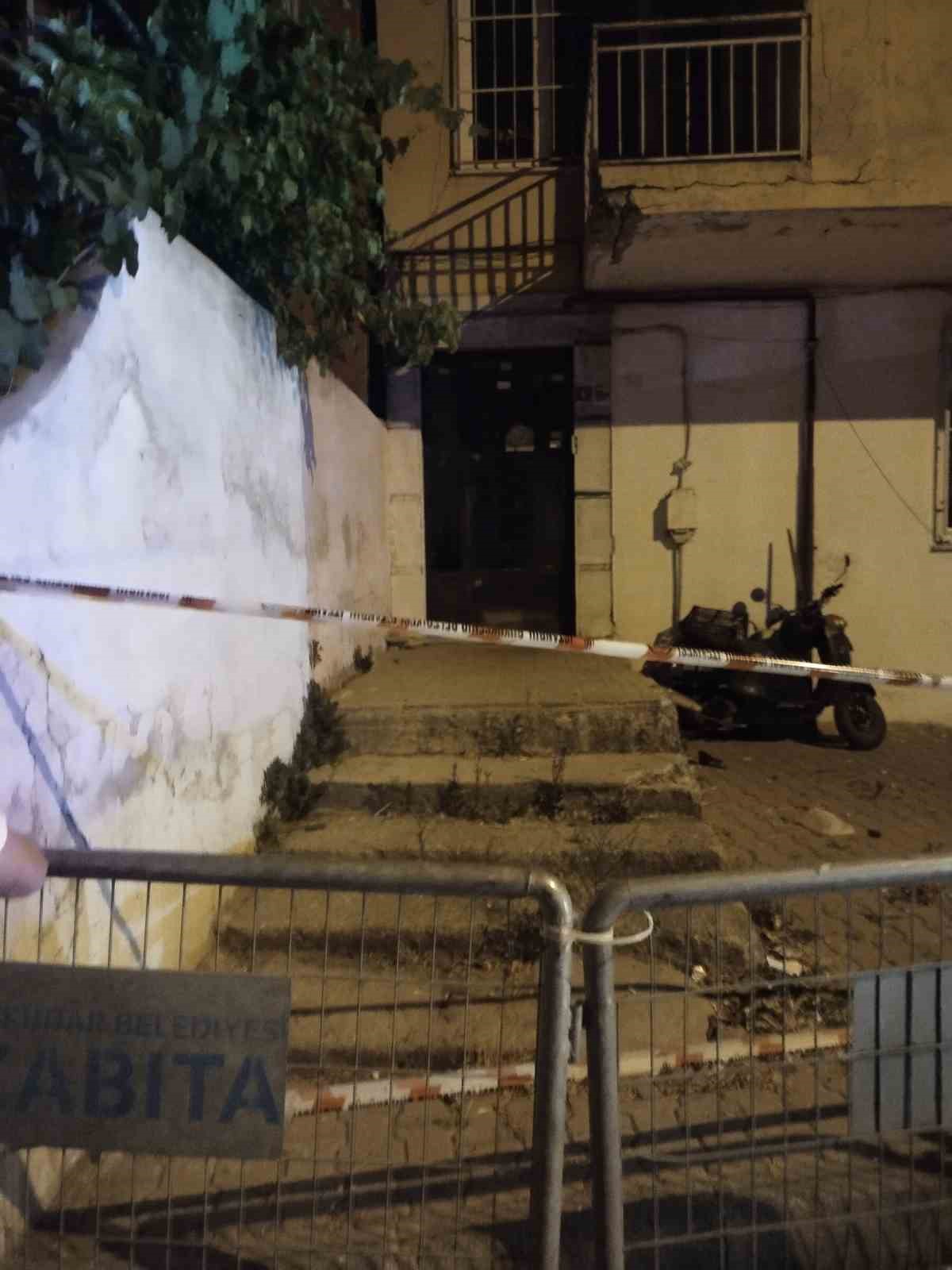Üsküdar’da dört katlı binanın balkonu çöktü 5 uskudarda dort katli binanin balkonu coktu 1 4RmJUw4s