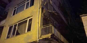 uskudarda-dort-katli-binanin-balkonu-coktu-wDUG9wmi.jpg