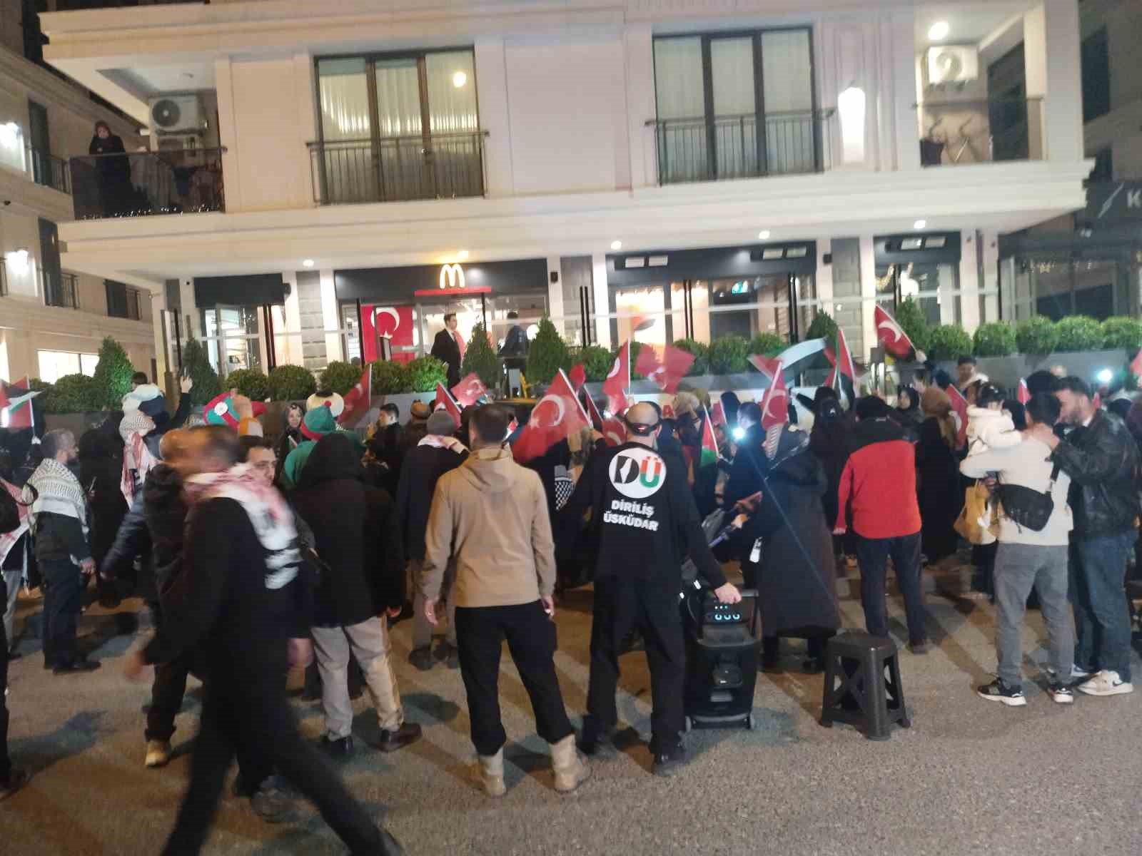 uskudarda fast food zincirini boykot 200uncu gunune ulasti 2 4ZA5Pypk