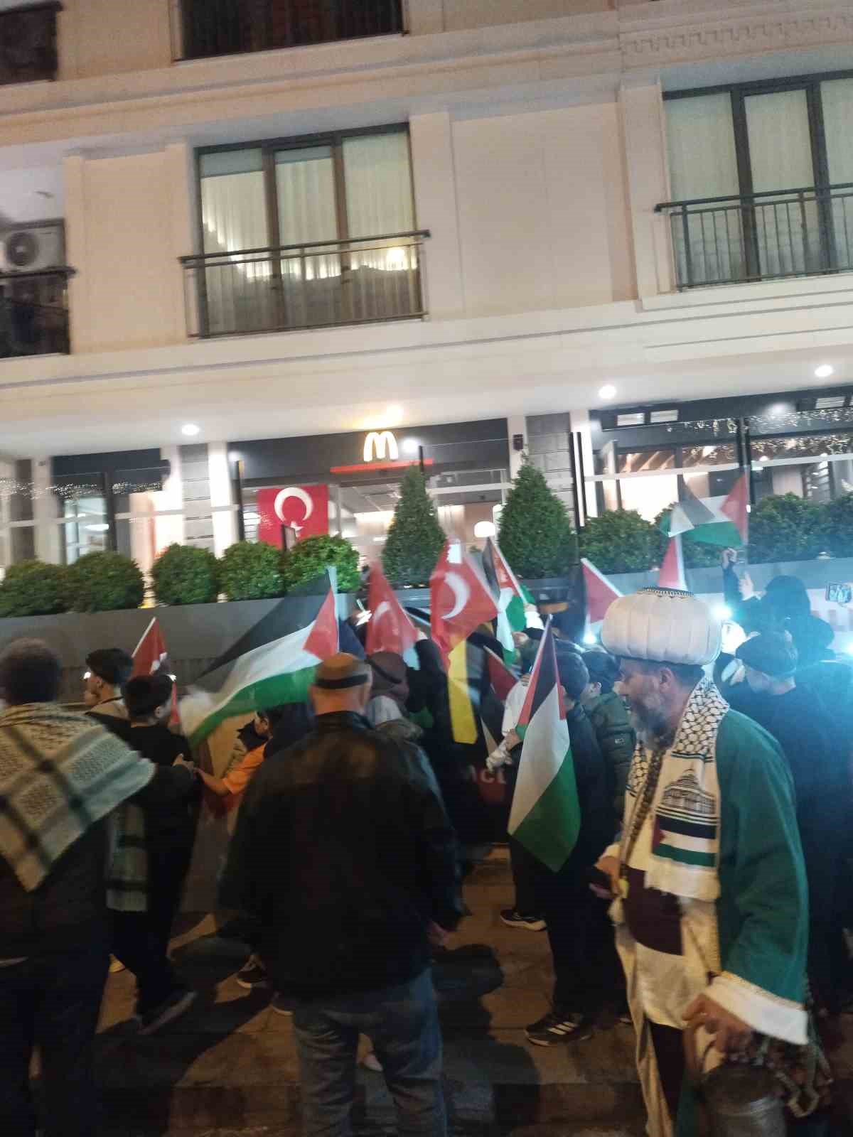 uskudarda fast food zincirini boykot 200uncu gunune ulasti 4 K7VcPaFn